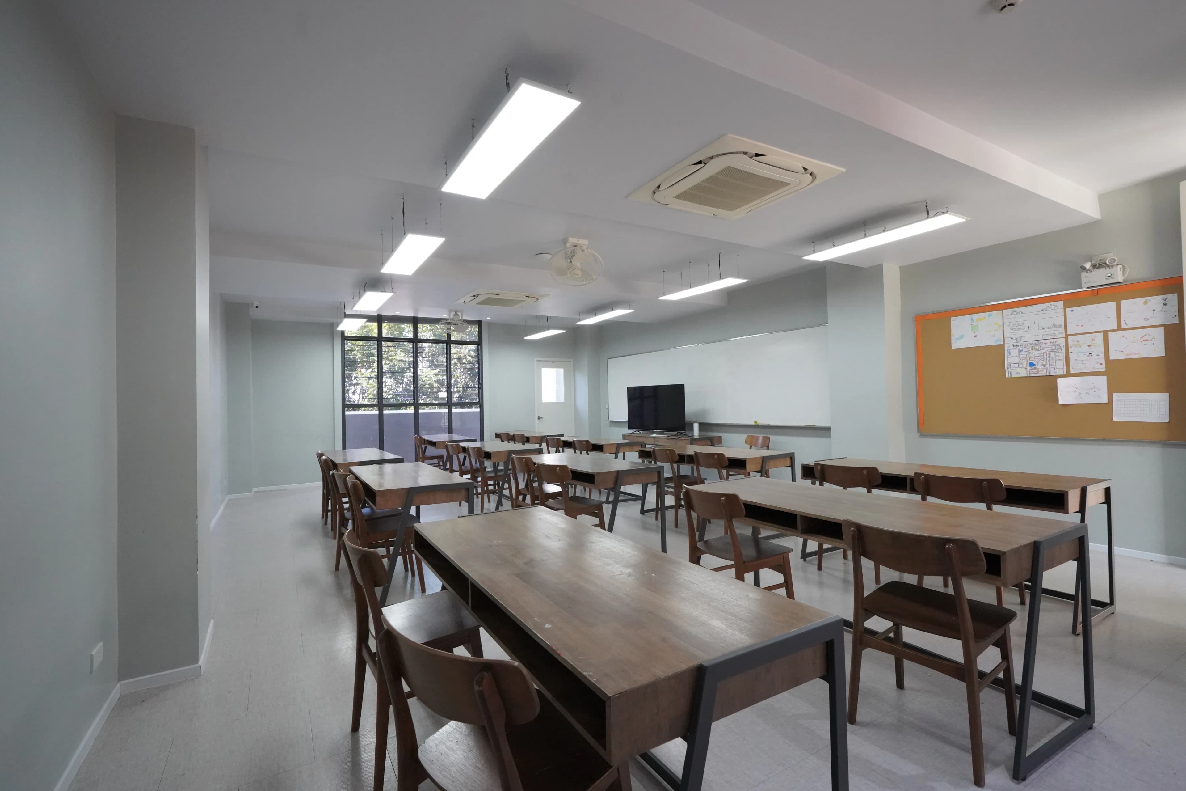 ห้องเรียนทันสมัยพร้อมเทคโนโลยีการเรียนรู้แบบโต้ตอบ