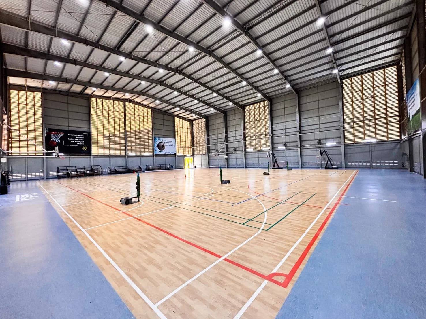 โรงยิมกีฬาในร่มที่กว้างขวาง