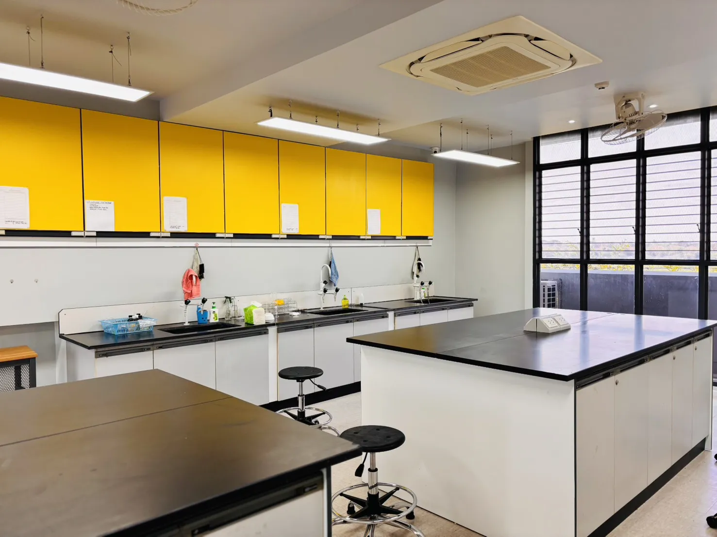 ห้องปฏิบัติการวิทยาศาสตร์ที่มีอุปกรณ์ครบครันสำหรับการทดลอง