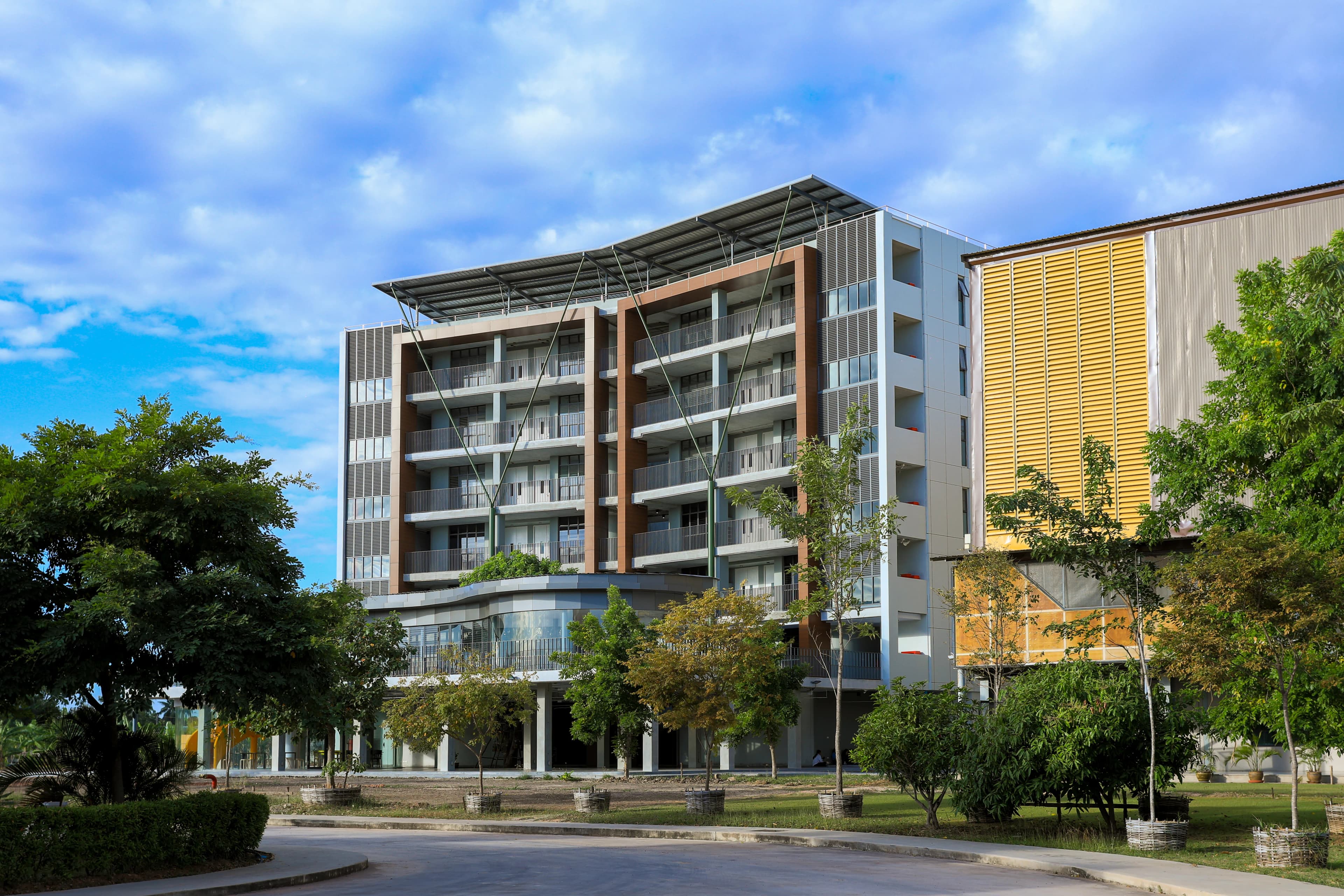 มุมมองกว้างของวิทยาเขตและสถาปัตยกรรมโรงเรียนสมัยใหม่