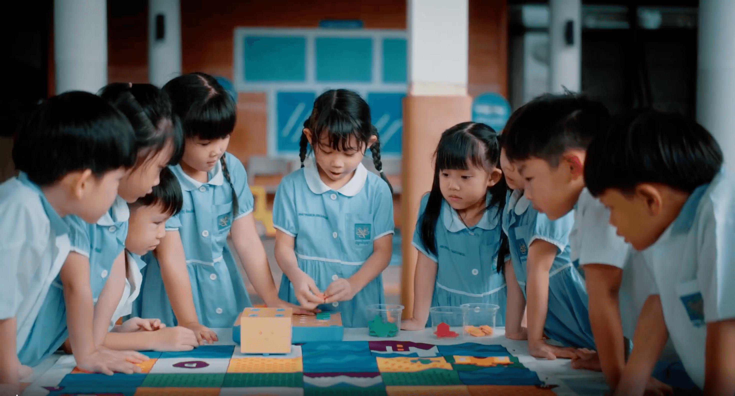 นักเรียนทำงานร่วมกันที่โรงเรียนปลูกปัญญา