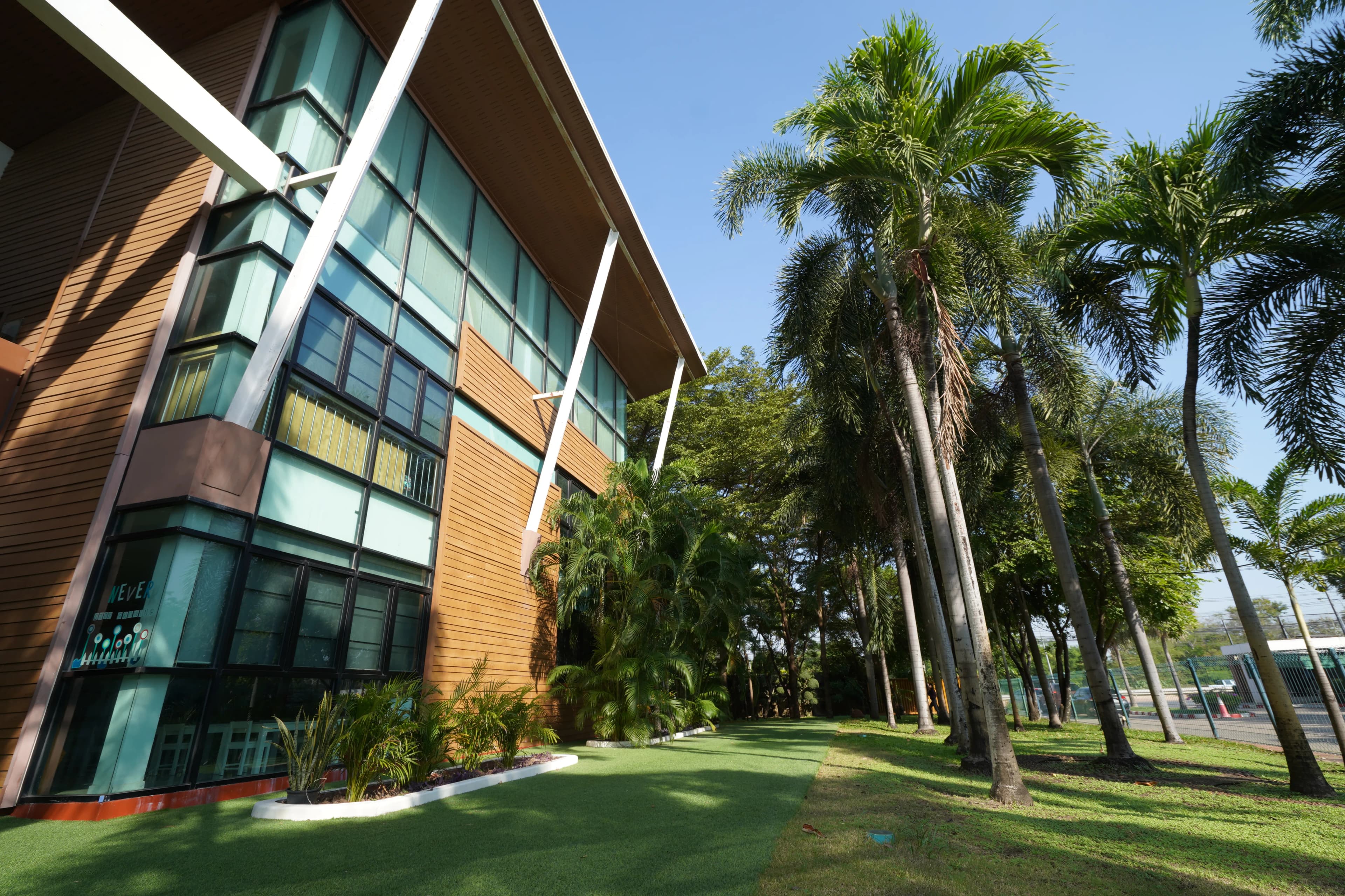 พื้นที่สีเขียวและสวนหย่อมภายในโรงเรียน