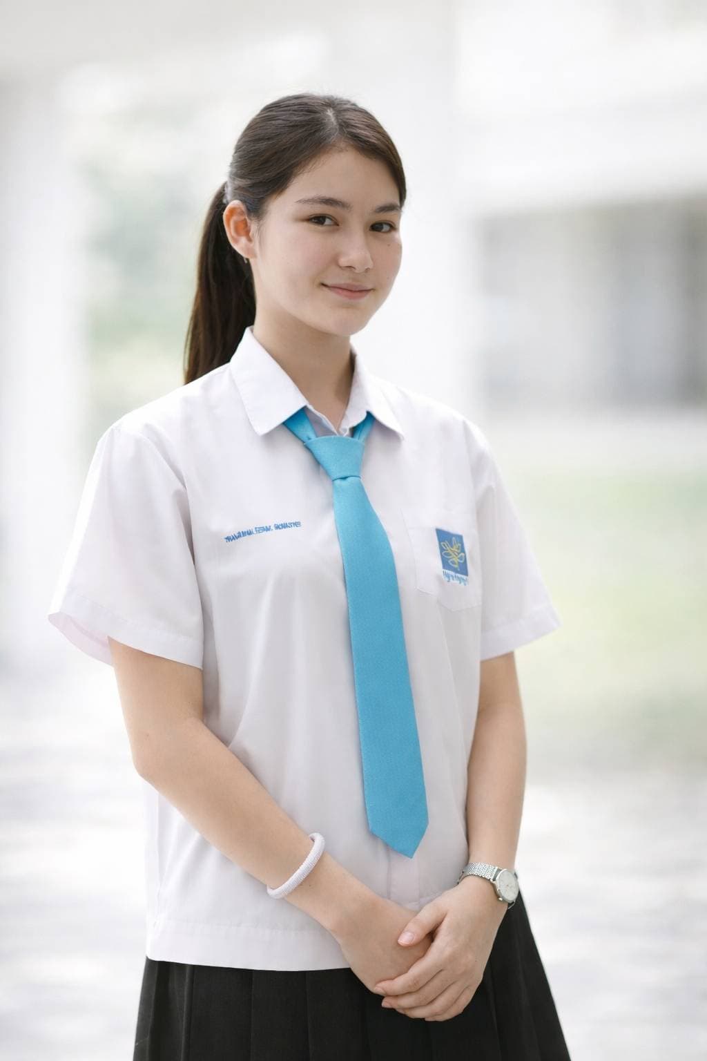 นักเรียนมัธยมอ่านหนังสือกลางแจ้ง